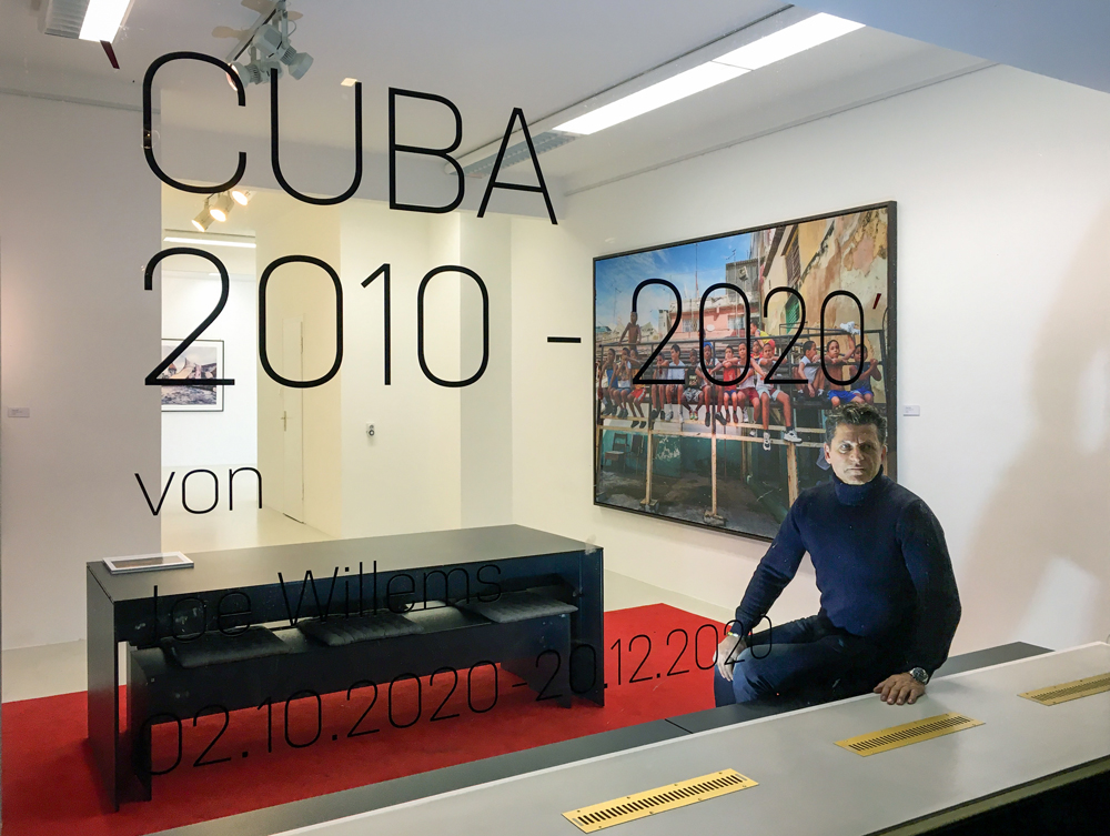Joe Willems vor dem großformatigen Bild „Trejo Kids“ in der Ausstellung „Cuba 2010–2020“ in der Galerie Sander, Düsseldorf, 2020