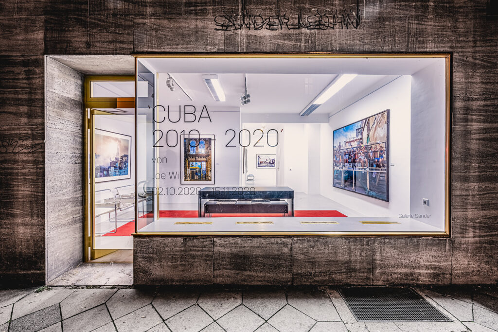Blick durch das Schaufenster der Galerie Sander in Düsseldorf auf die Ausstellung „Cuba 2010–2020“ mit dem großformatigen Bild „Trejo Kids“