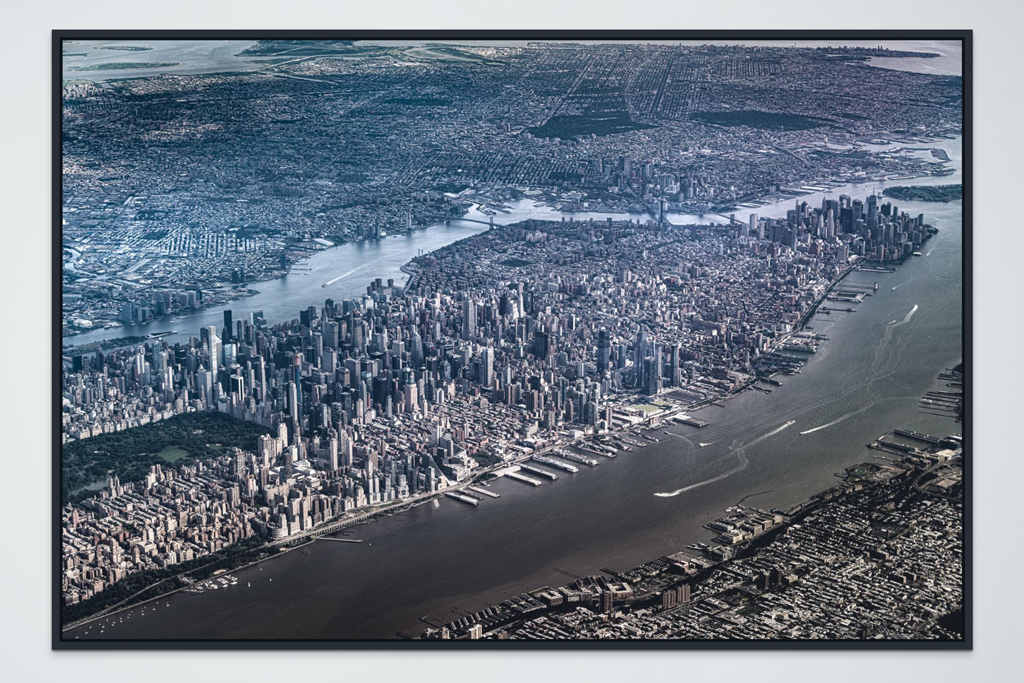 New York Departure – Luftaufnahme von Manhattan kurz nach dem Start in Newark. Die Skyline, der Hudson River und die umliegenden Wasserflächen zeigen den Kontrast zwischen dichter Urbanität und der Natur