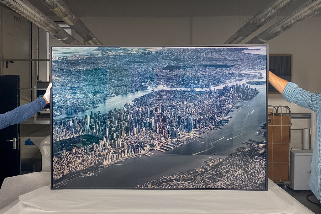 New York Departure – Luftaufnahme von Manhattan kurz nach dem Start in Newark. Die Skyline, der Hudson River und die umliegenden Wasserflächen zeigen den Kontrast zwischen dichter Urbanität und der Natur