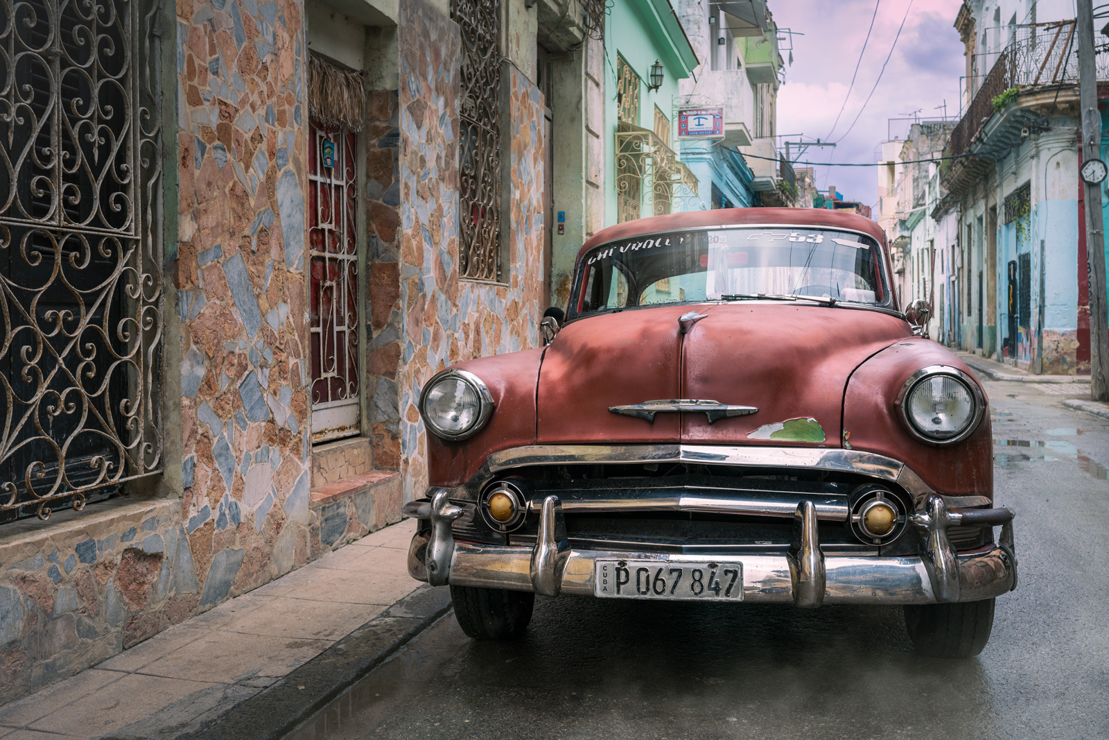 Historischer Chevrolet in einer Straße von Havanna nach einem tropischen Regenschauer, Kuba.
