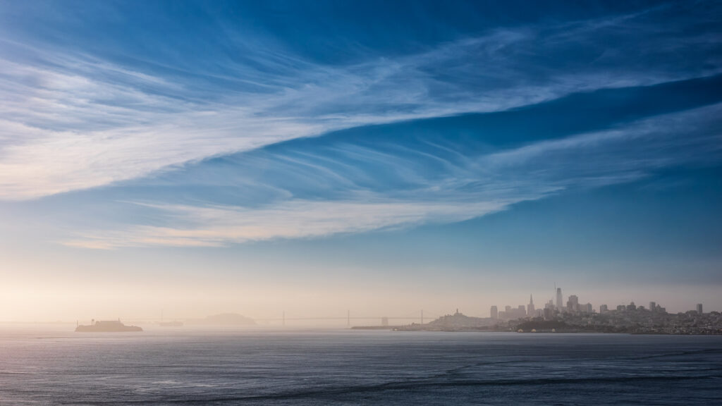 San Francisco Bay bei Sonnenaufgang mit Alcatraz, Bay Bridge und Skyline von Sausalito aus gesehen
