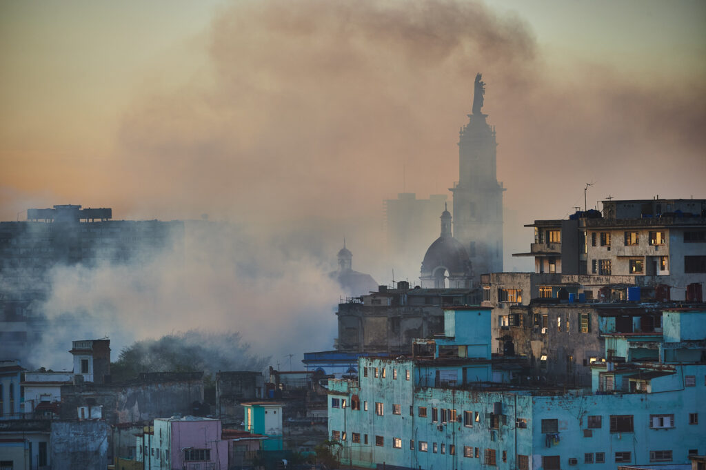 Morgendämmerung über Havanna mit Rauchschwaden und Blick auf die Altstadt Kubas
