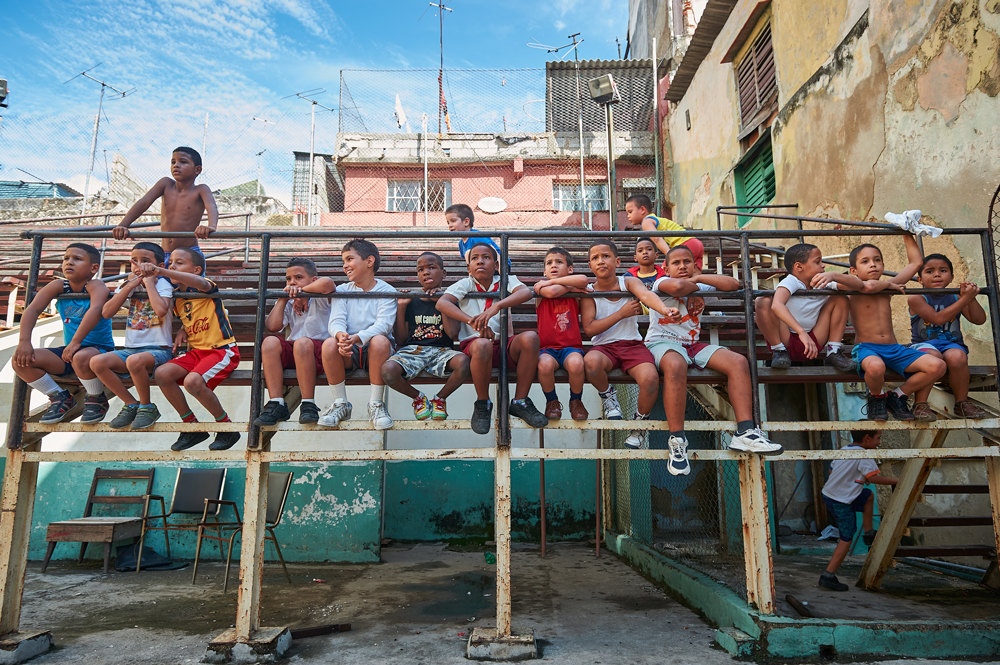 Kinder sitzen auf der Tribüne der Box Arena Gimnasio Rafael Trejo in Alt-Havanna und verfolgen aufmerksam das Geschehen in der Arena.