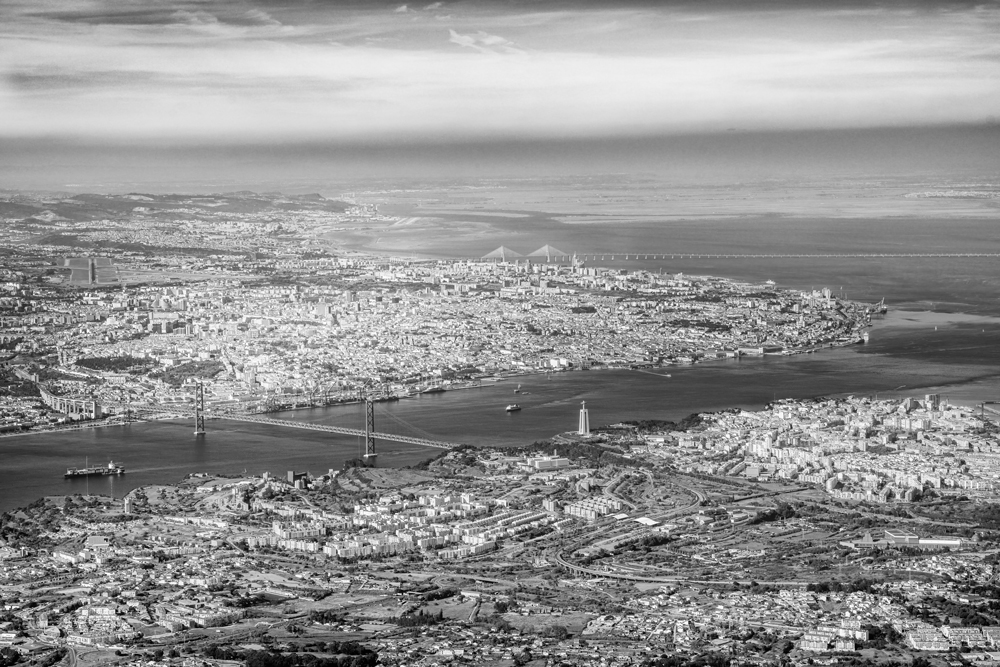 Luftaufnahme von Lissabon mit der Ponte 25 de Abril über den Tejo in Schwarz-Weiß
