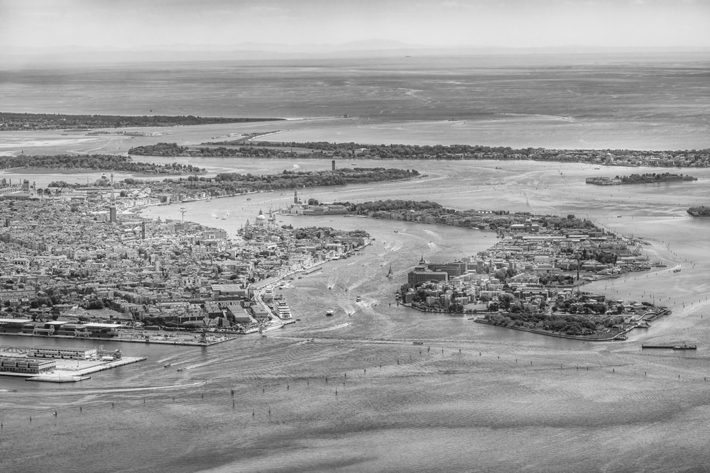Luftaufnahme von Venedig und der Lagune mit dem Canal Grande, San Giorgio Maggiore und den vorgelagerten Inseln in Schwarz-Weiß.