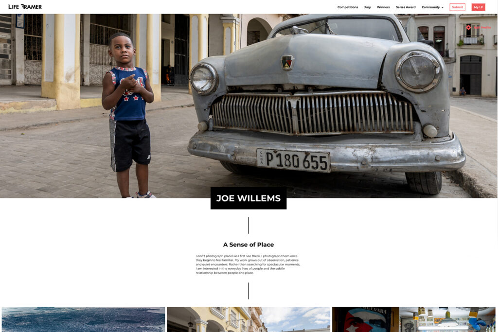 Screenshot des Life Framer Fotografie-Profils von Joe Willems mit dem Portfolio "A Sense of Place", Titelbild zeigt einen Jungen neben einem alten Auto in Havanna, Kuba
