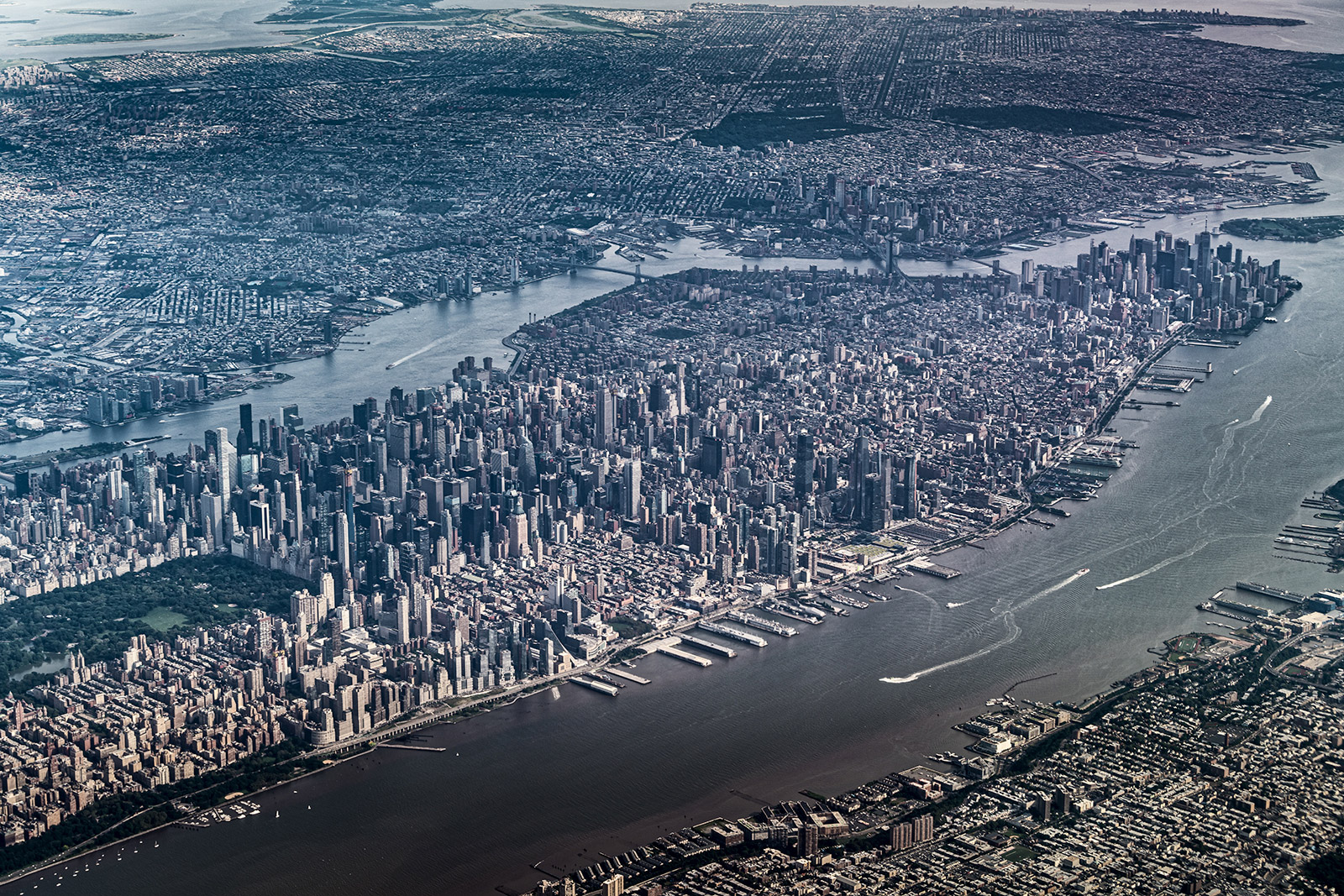 New York Departure – Luftaufnahme von Manhattan kurz nach dem Start in Newark. Die Skyline, der Hudson River und die umliegenden Wasserflächen zeigen den Kontrast zwischen dichter Urbanität und der Natur