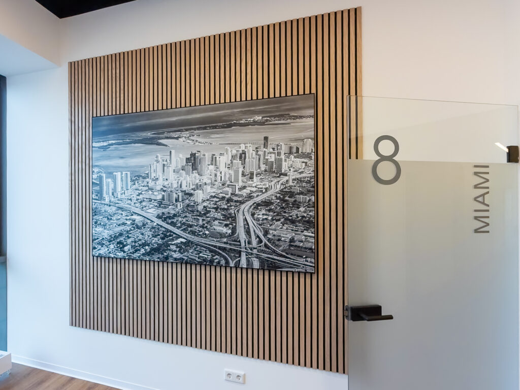 Großformatige Schwarz-Weiß-Fotografie von Miami in der KFO-Praxis ZÄHNE Neuss