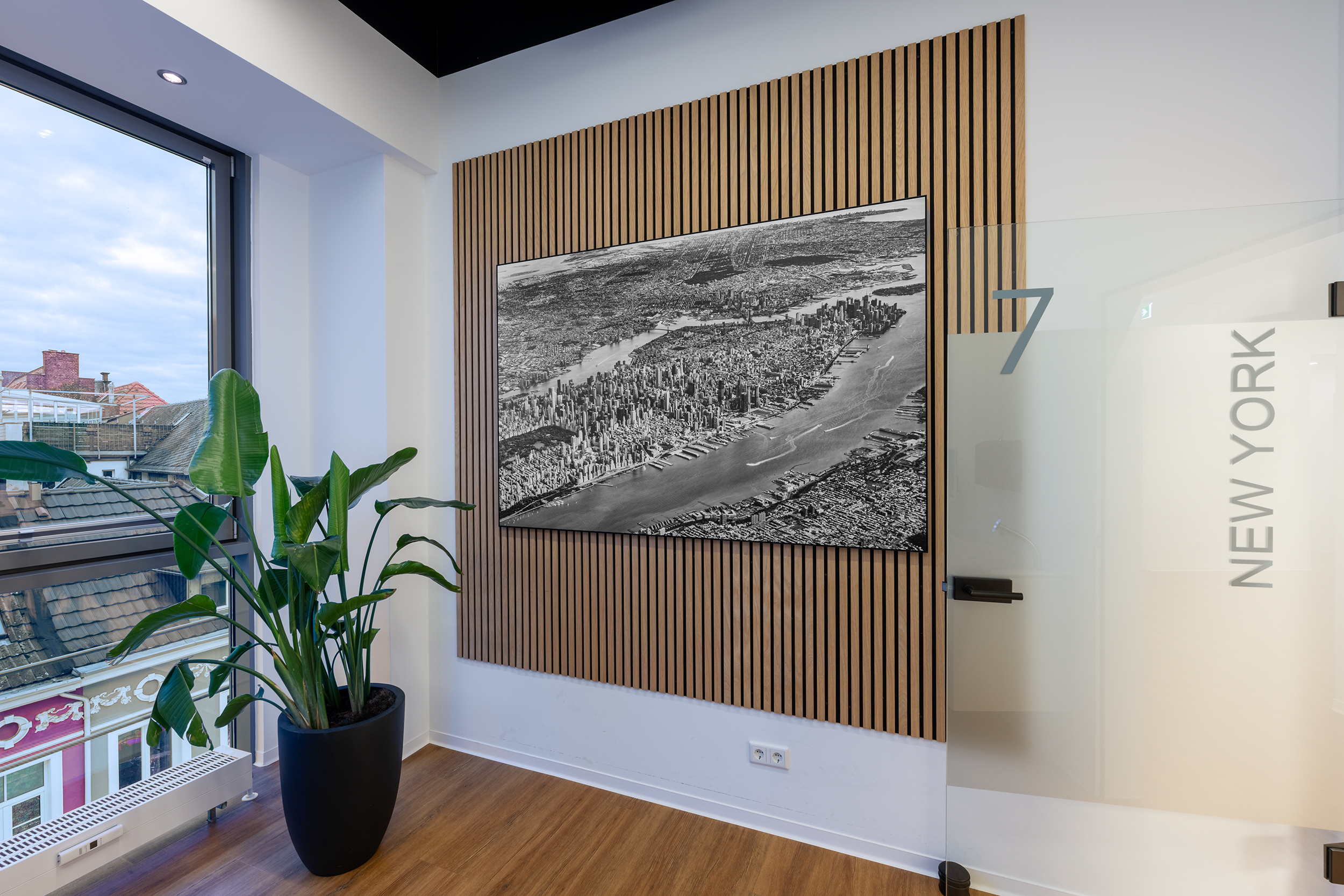 Großformatige New-York-Fotografie als Wandkunst in einer modernen Zahnarztpraxis
